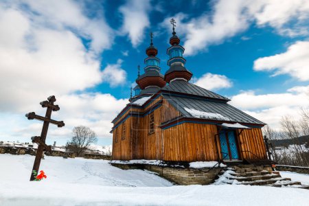 Téléchargez les photos : Église orthodoxe en bois Komancza. Montagnes des Carpates et Bieszczady - en image libre de droit