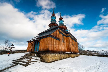 Téléchargez les photos : Extérieur de l'église orthodoxe en bois Komancza. Bieszczady Architecture - en image libre de droit