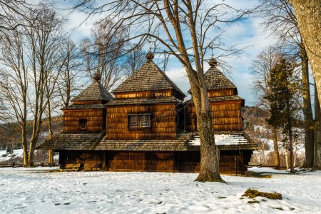 Téléchargez les photos : Église orthodoxe en bois de Smolnik. Montagnes des Carpates et Bieszcz - en image libre de droit