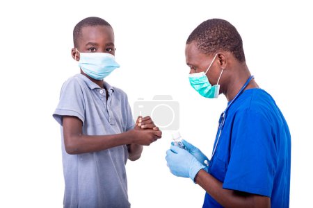 Foto de Médico presiona el gel antibacteriano en las manos de un niño - Imagen libre de derechos