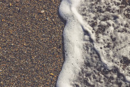 Téléchargez les photos : Plage de sable avec mousse de vagues de mer. fond marin d'été - en image libre de droit