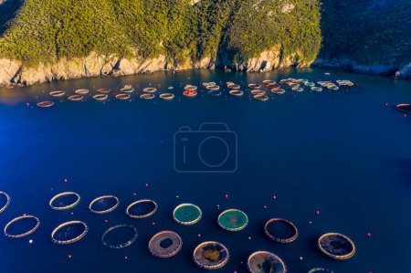 Téléchargez les photos : Ferme piscicole avec cages flottantes en Chalcidique, Grèce - en image libre de droit