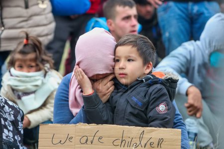 Téléchargez les photos : Des centaines de migrants et de réfugiés rassemblés à l'extérieur d'un camp de réfugiés - en image libre de droit