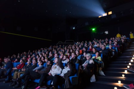 Foto de Espectadores viendo en el cine - Imagen libre de derechos