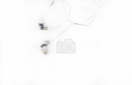 Téléchargez les photos : Écouteurs blancs sur fond blanc - en image libre de droit