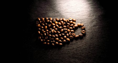 Foto de Granos de café tostados marrón aromático en forma de taza - Imagen libre de derechos