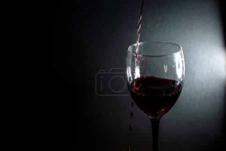 Foto de Verter vino tinto en una copa - Imagen libre de derechos