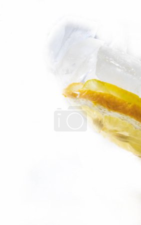 Téléchargez les photos : Vue rapprochée de boisson rafraîchissante au citron - en image libre de droit