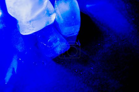 Foto de "Ice cubes on a glossy surface" - Imagen libre de derechos