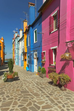 Foto de Bonitas casas de color en la ciudad - Imagen libre de derechos