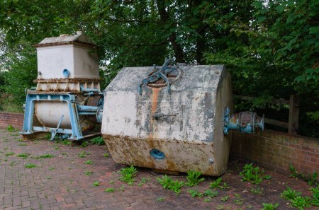 Foto de Viejo tanque de agua oxidada en la calle - Imagen libre de derechos