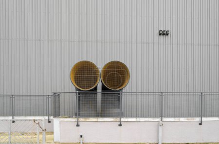 Téléchargez les photos : 2 entonnoirs de ventilation à l'extérieur d'un bâtiment revêtu de métal
. - en image libre de droit