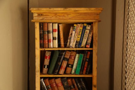 Téléchargez les photos : Vieux livres sur une étagère sur fond, gros plan - en image libre de droit