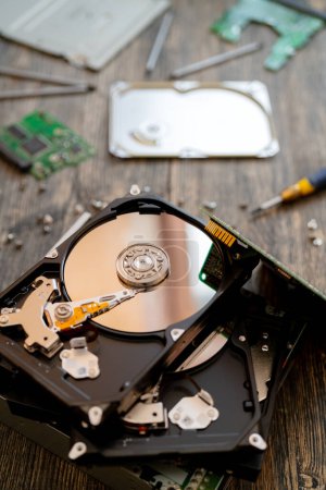 Foto de "Disco duro del ordenador. Reparación. Tecnología informática moderna" - Imagen libre de derechos