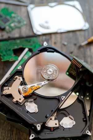 Foto de Disco duro del ordenador. Reparación. Tecnología informática moderna - Imagen libre de derechos