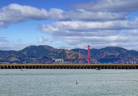 Foto de Golden Gate Beyond San Francisco Pier (en inglés). Estados Unidos - Imagen libre de derechos