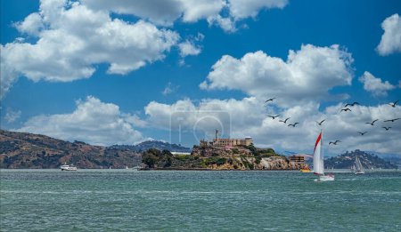 Foto de Velero Pasado Alcatraz en roca - Imagen libre de derechos