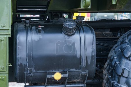 Téléchargez les photos : Réservoir d'un camion militaire et une partie d'une roue - en image libre de droit