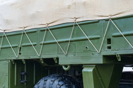 Téléchargez les photos : Côté d'un camion militaire vert foncé avec un auvent - en image libre de droit
