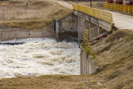 Foto de Estructura hidráulica, una presa a través de la cual fluye un río - Imagen libre de derechos