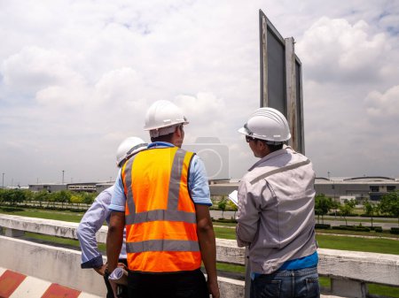 Téléchargez les photos : Hommes ingénieurs construction contremaître gestionnaires à l'extérieur - en image libre de droit