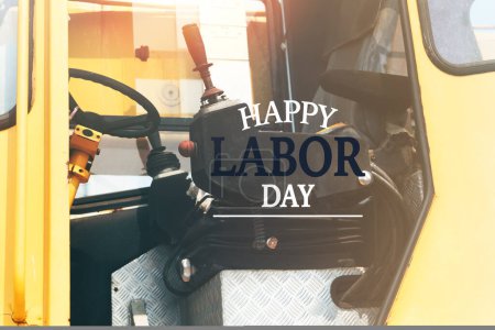 Téléchargez les photos : Excavatrice siège conducteur gros plan avec mot Happy Labor Day - en image libre de droit
