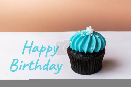 Téléchargez les photos : Joyeux anniversaire cupcake mignon avec petite neige blanche crème bleue - en image libre de droit