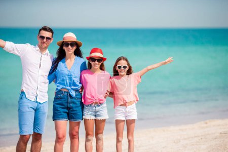 Foto de Foto de familia feliz divirtiéndose en la playa. Estilo de vida de verano - Imagen libre de derechos