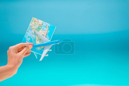 Téléchargez les photos : Gros plan de la carte et modèle d'avion fond de la mer - en image libre de droit