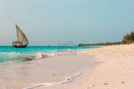 Téléchargez les photos : Eau turquoise parfaite idyllique sur une île exotique - en image libre de droit