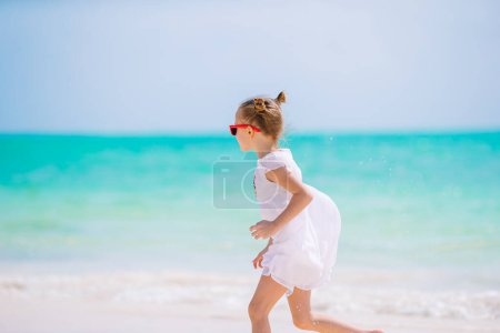 Foto de Chica feliz disfrutar de vacaciones de verano en la playa - Imagen libre de derechos