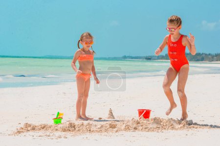 Foto de Niñas adorables durante las vacaciones de verano en la playa - Imagen libre de derechos