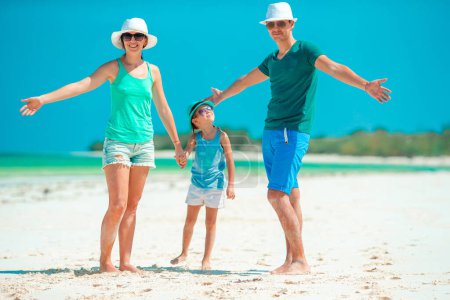 Foto de Familia joven en la playa blanca durante las vacaciones de verano - Imagen libre de derechos
