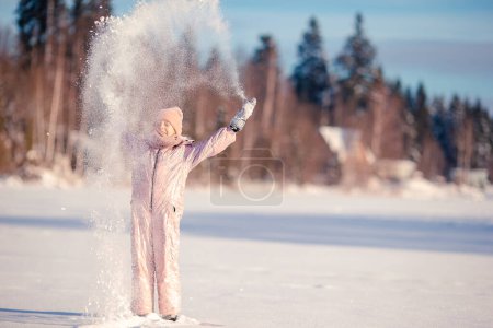Téléchargez les photos : Adorable petite fille heureuse luge en hiver journée enneigée
. - en image libre de droit