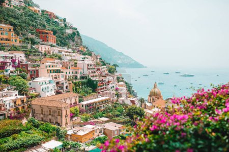 Téléchargez les photos : Belles villes côtières d'Italie - pittoresque Positano dans la côte amalfitaine - en image libre de droit