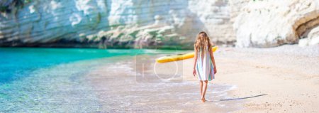 Téléchargez les photos : Petite fille mignonne à la plage pendant les vacances d'été - en image libre de droit