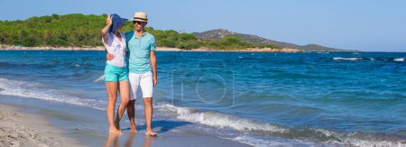 Foto de Hermosa pareja joven caminando en la playa durante las vacaciones tropicales - Imagen libre de derechos