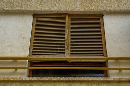 Foto de Persianas de ventana en un antiguo edificio de estilo europeo, concepto arquitectónico - Imagen libre de derechos