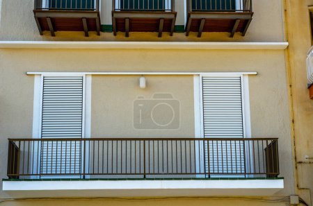 Foto de Elegante balcón con barandilla metálica, elementos arquitectónicos sólidos - Imagen libre de derechos