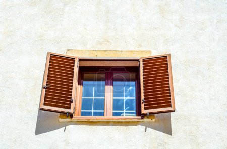 Foto de Persianas de ventana en un antiguo edificio de estilo europeo, arquitectónico - Imagen libre de derechos