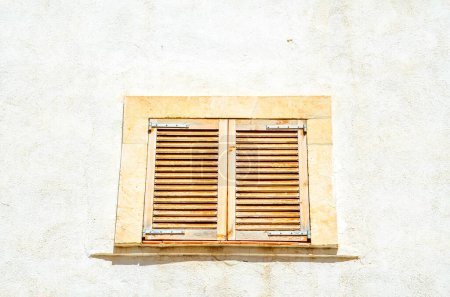 Foto de Persianas de ventana en un antiguo edificio de estilo europeo, detalle arquitectónico - Imagen libre de derechos