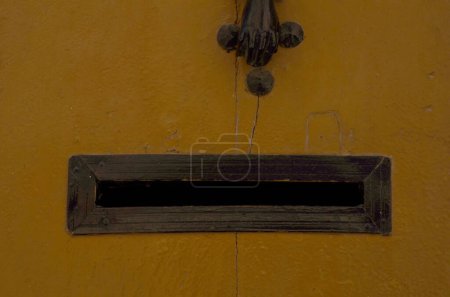 Foto de Buzón viejo en la puerta, forma tradicional de entregar cartas - Imagen libre de derechos