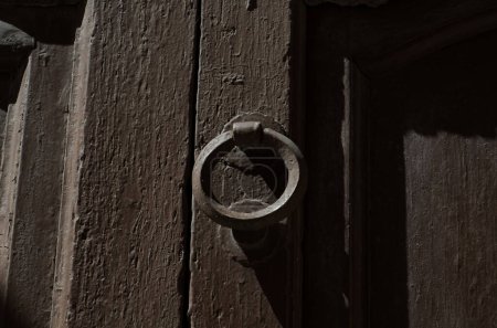 Foto de Puerta con aldaba de latón en forma de decoración - Imagen libre de derechos