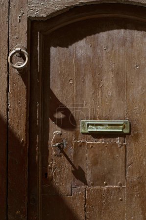 Téléchargez les photos : Vieille boîte aux lettres dans la porte, façon traditionnelle - en image libre de droit