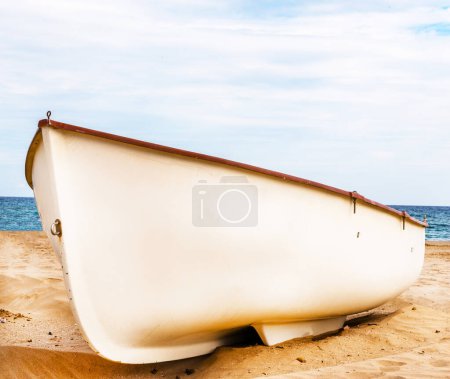 Téléchargez les photos : Bateau sur la belle plage de sable fin - en image libre de droit