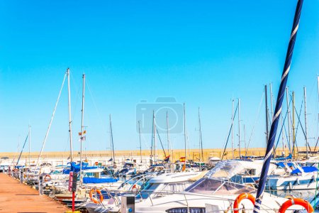 Téléchargez les photos : Beautiful luxury yachts and motor boats anchored in the harbor - en image libre de droit