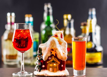Téléchargez les photos : Cocktails et belle maison de Noël, bougie, fond de bouteille - en image libre de droit