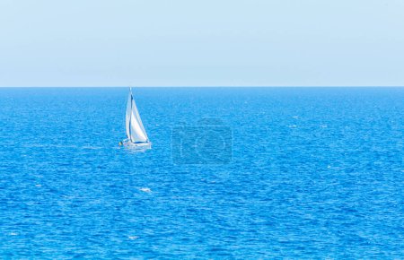 Téléchargez les photos : Voilier coulant sur la mer, croisière en pleine mer - en image libre de droit