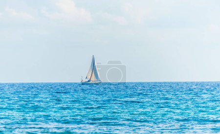 Téléchargez les photos : Sailing boat flowing on the sea, a cruise on the open sea, sailing - en image libre de droit