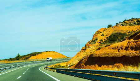 Téléchargez les photos : "Fast road in the mountains in Spain, beautiful landscape of mountains" - en image libre de droit